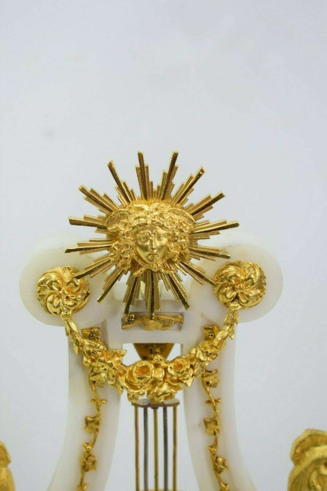 Lyra-Pendule Kaminuhr Tischuhr pendelnde Strasslünette 1890 – Detail