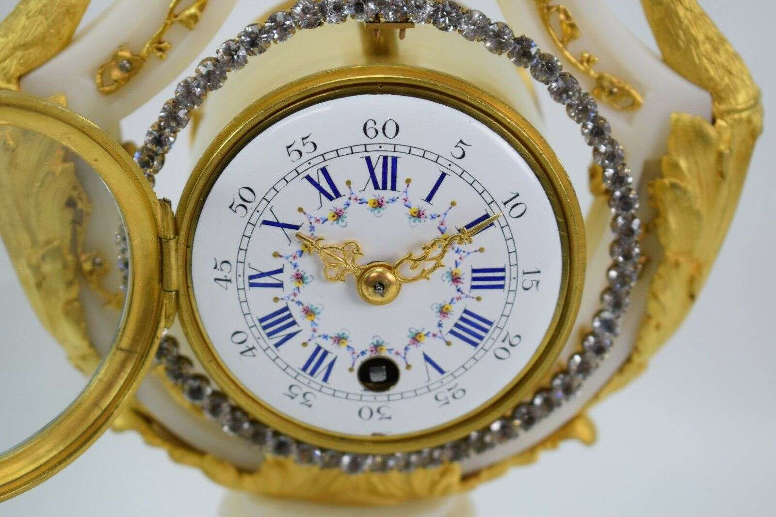 Lyra-Pendule Kaminuhr Tischuhr pendelnde Strasslünette 1890 – Detail