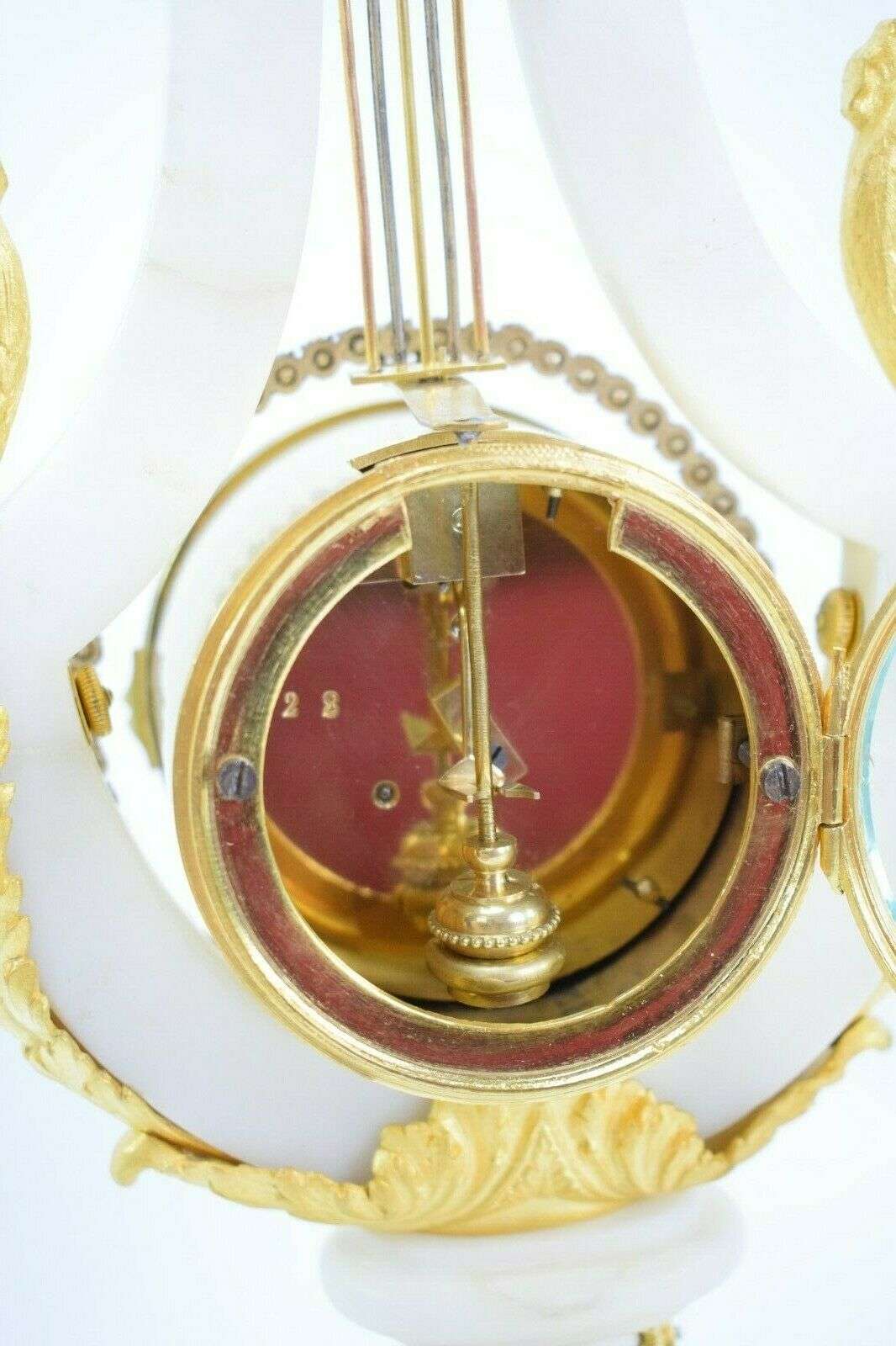 Lyra-Pendule Kaminuhr Tischuhr pendelnde Strasslünette 1890 – Detail