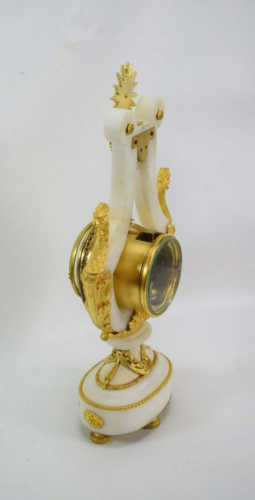 Lyra-Pendule Kaminuhr Tischuhr pendelnde Strasslünette 1890 – Detail