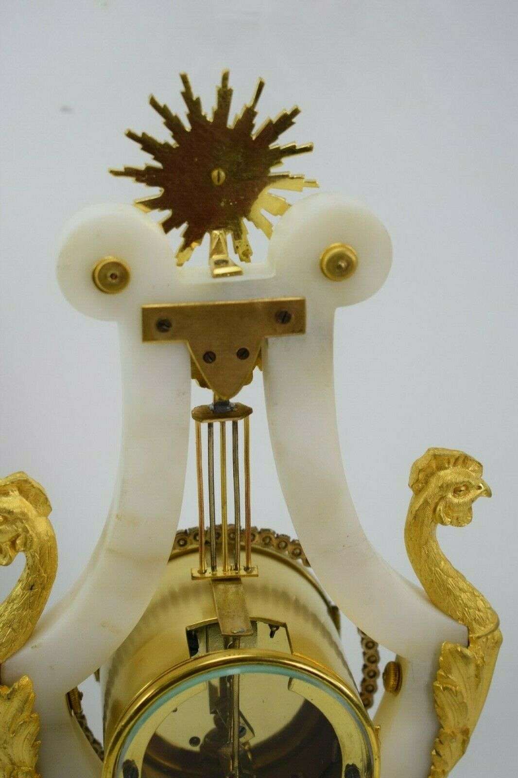 Lyra-Pendule Kaminuhr Tischuhr pendelnde Strasslünette 1890 – Detail