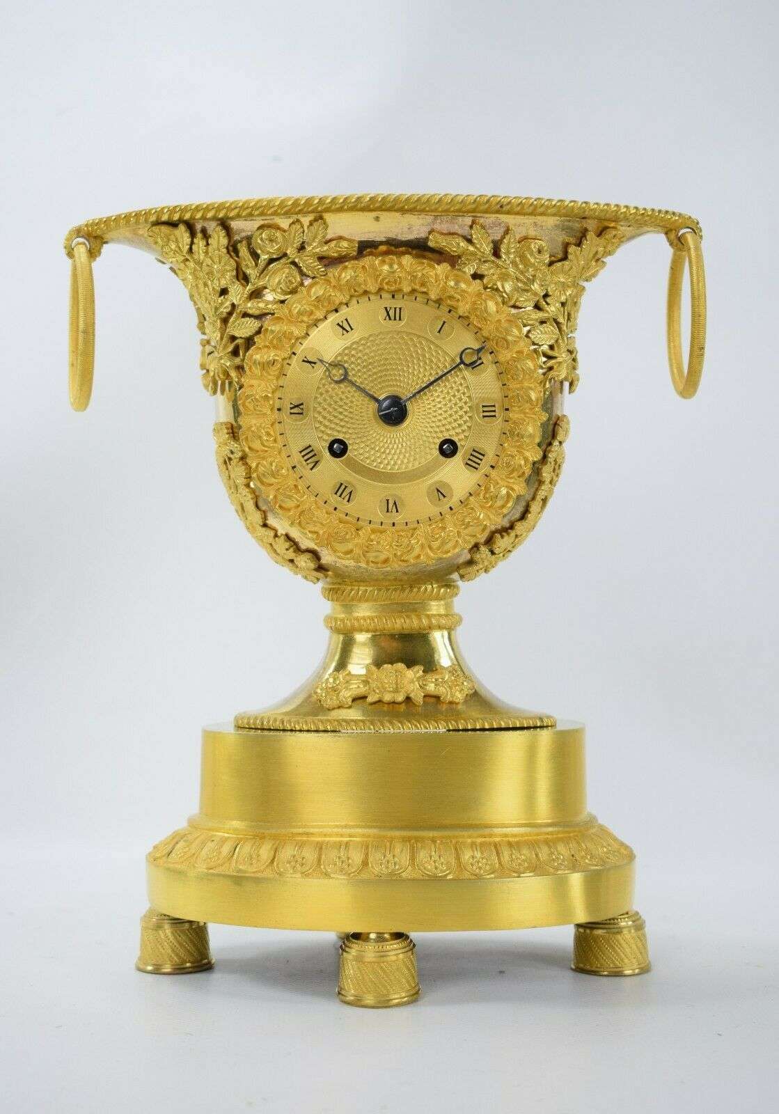 Seltene feuervergoldete Bronze Empire Vasen-Pendule Kaminuhr um 1815 – Vorderansicht
