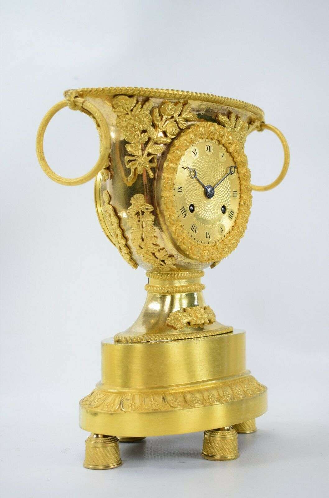 Seltene feuervergoldete Bronze Empire Vasen-Pendule Kaminuhr um 1815 – Detail