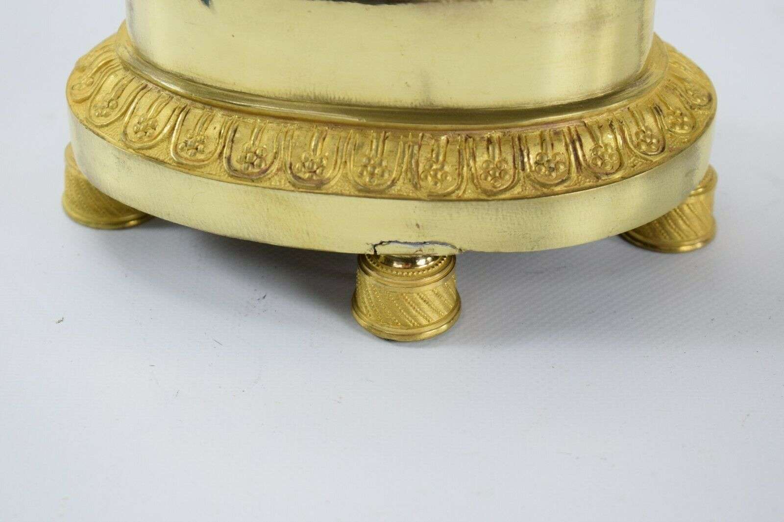 Seltene feuervergoldete Bronze Empire Vasen-Pendule Kaminuhr um 1815 – Detail