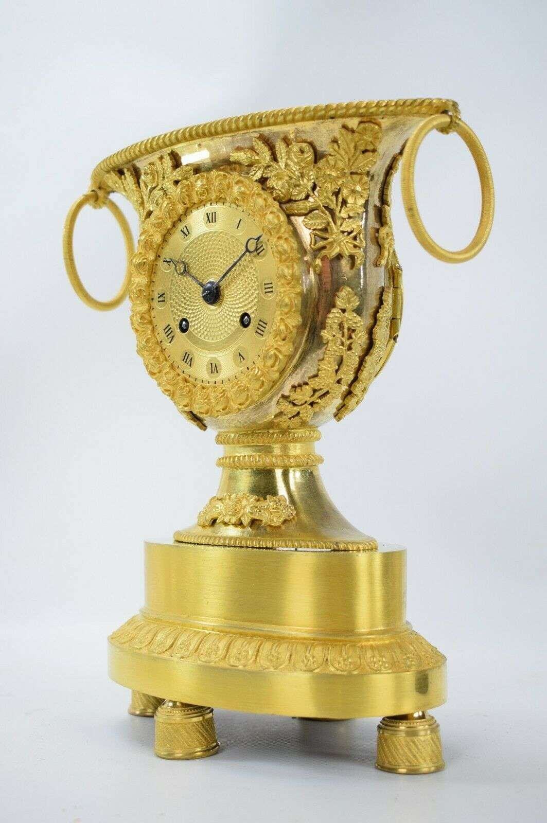 Seltene feuervergoldete Bronze Empire Vasen-Pendule Kaminuhr um 1815 – Detail