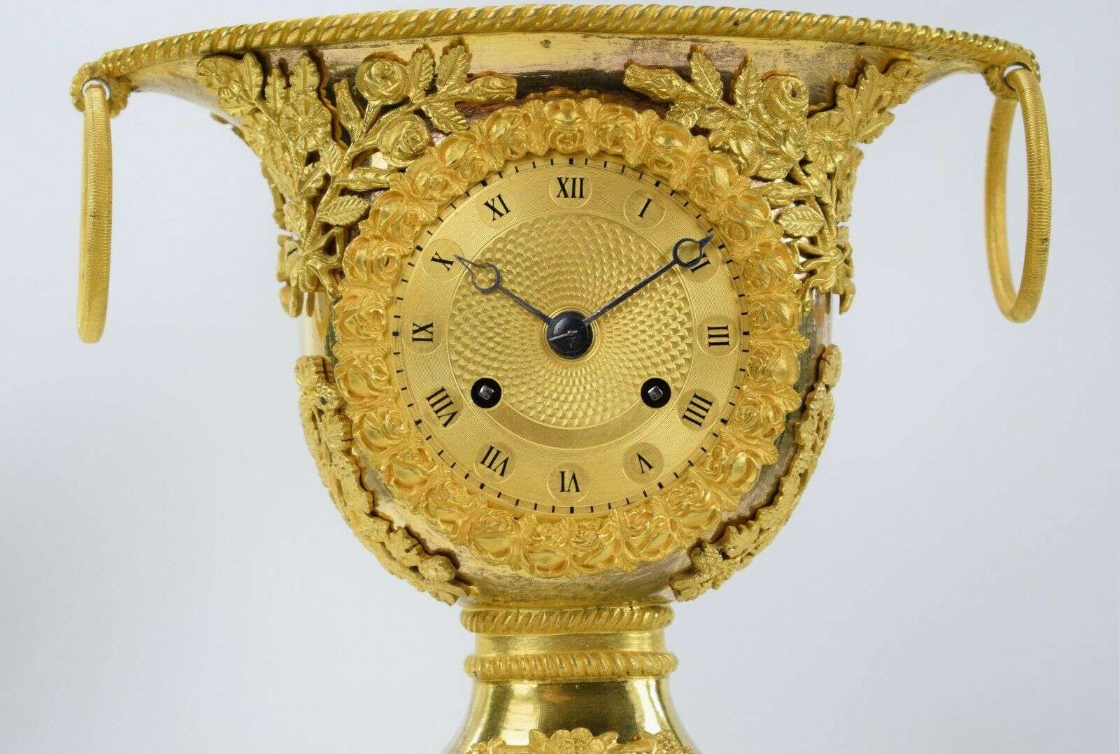 Seltene feuervergoldete Bronze Empire Vasen-Pendule Kaminuhr um 1815 – Detail