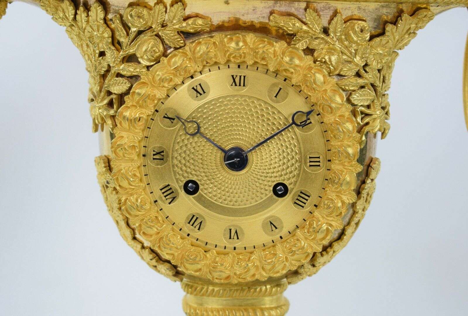 Seltene feuervergoldete Bronze Empire Vasen-Pendule Kaminuhr um 1815 – Detail