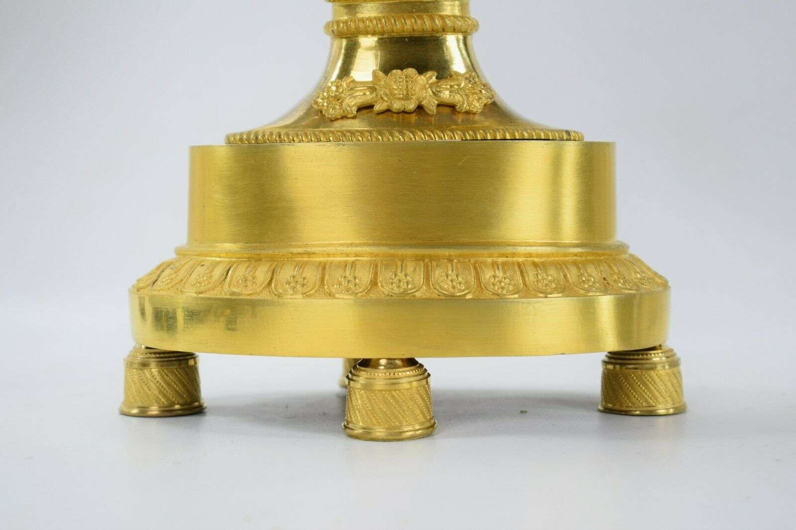 Seltene feuervergoldete Bronze Empire Vasen-Pendule Kaminuhr um 1815 – Detail