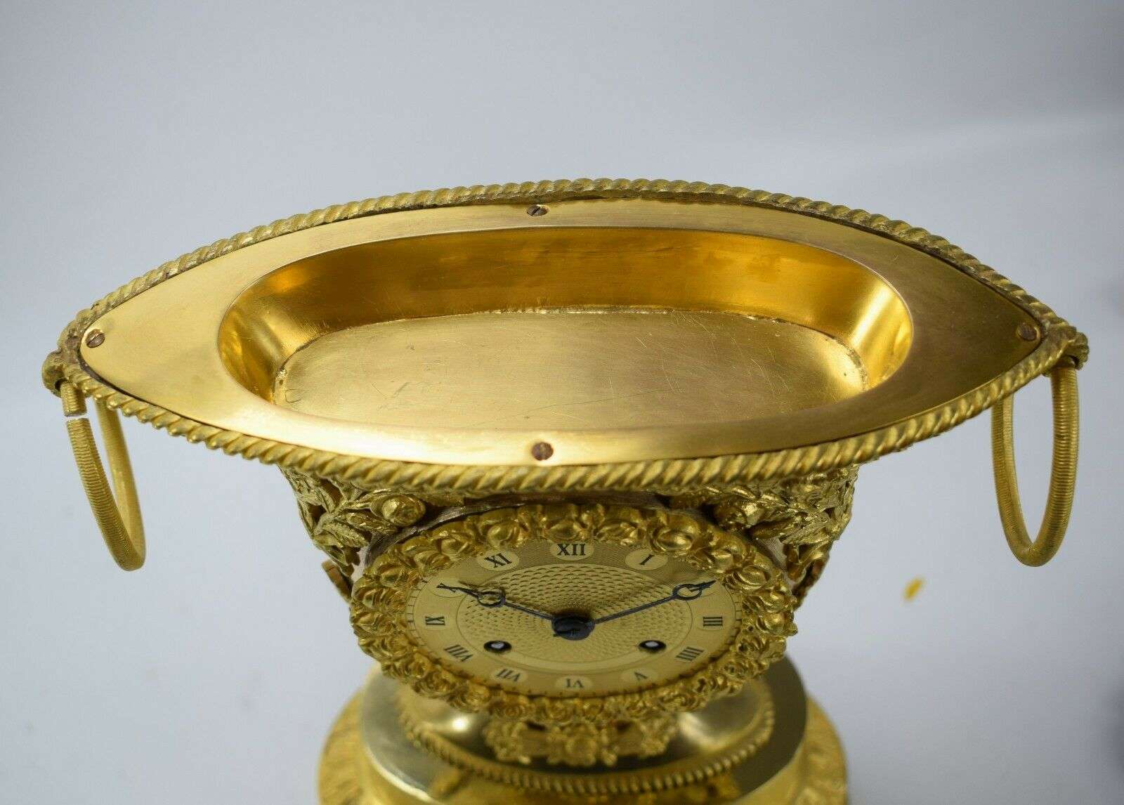 Seltene feuervergoldete Bronze Empire Vasen-Pendule Kaminuhr um 1815 – Detail