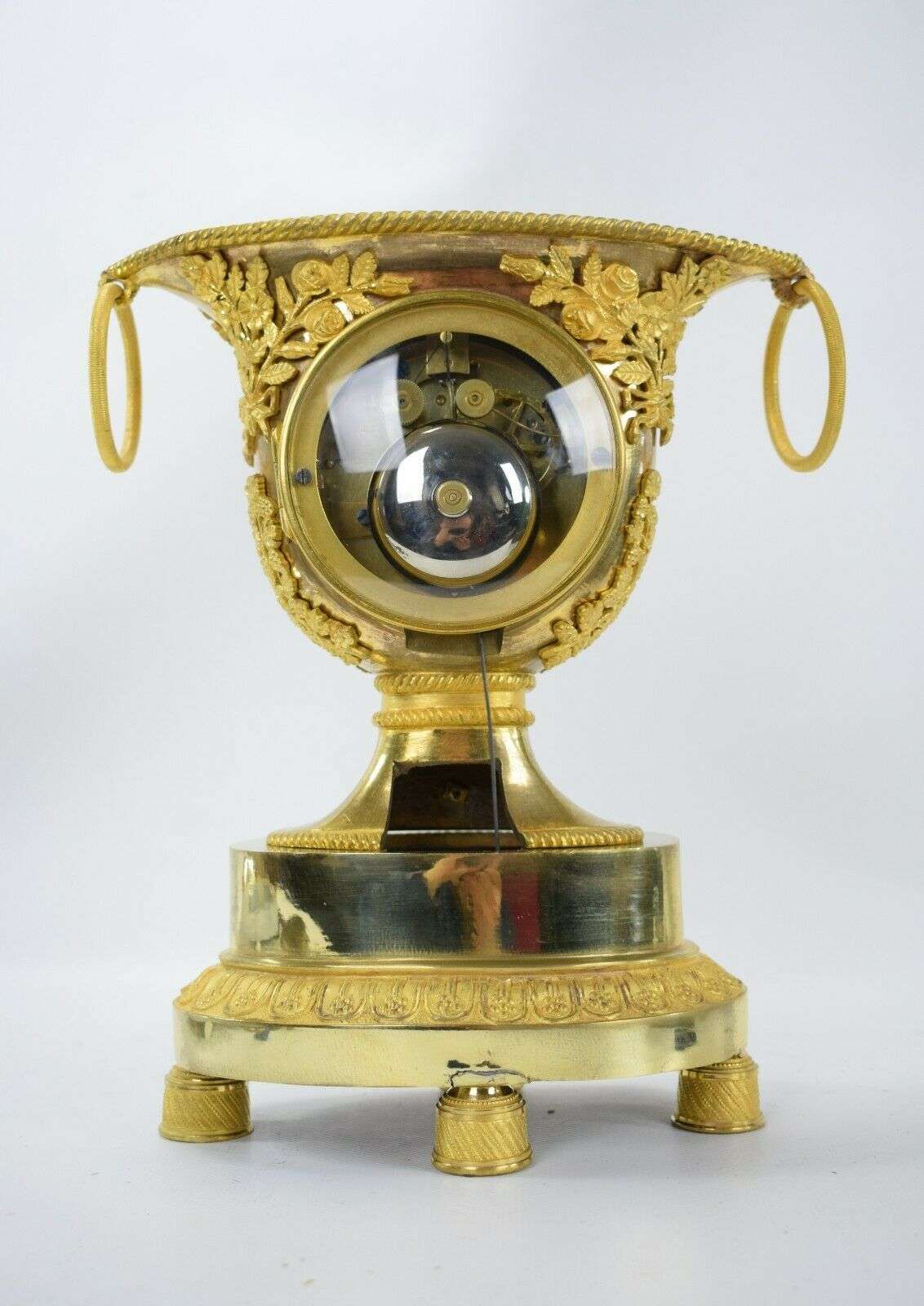 Seltene feuervergoldete Bronze Empire Vasen-Pendule Kaminuhr um 1815 – Detail
