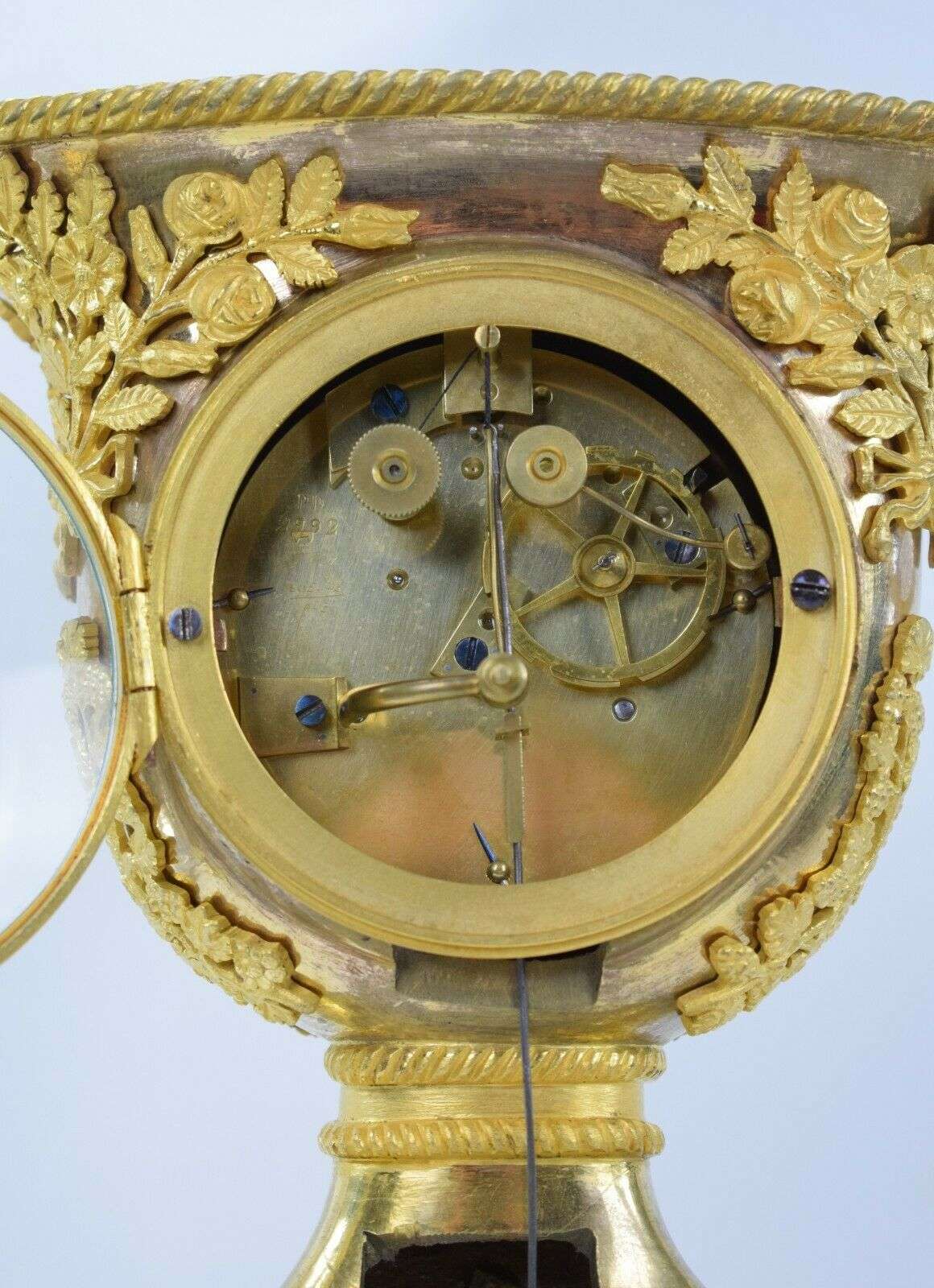 Seltene feuervergoldete Bronze Empire Vasen-Pendule Kaminuhr um 1815 – Detail