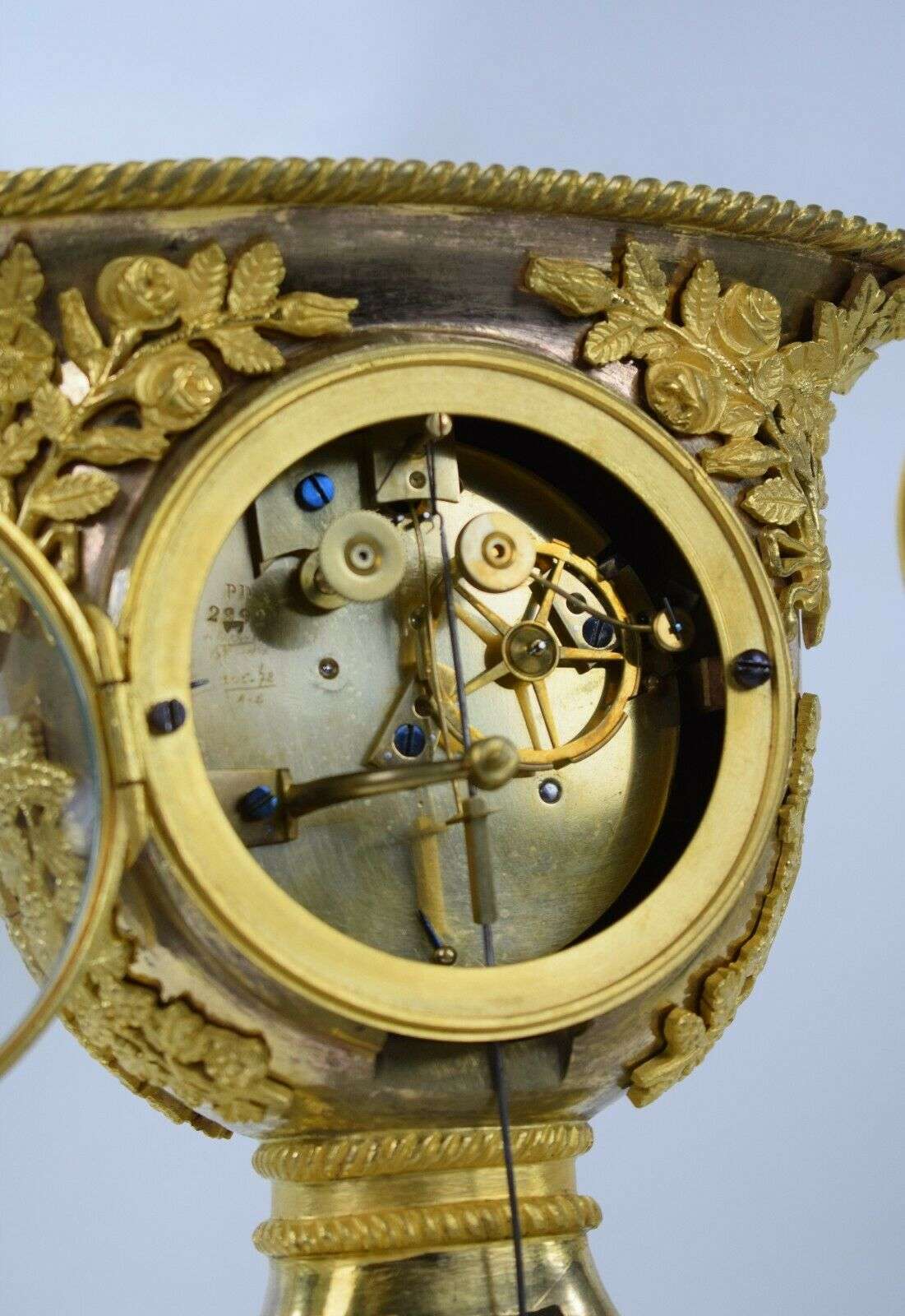 Seltene feuervergoldete Bronze Empire Vasen-Pendule Kaminuhr um 1815 – Detail
