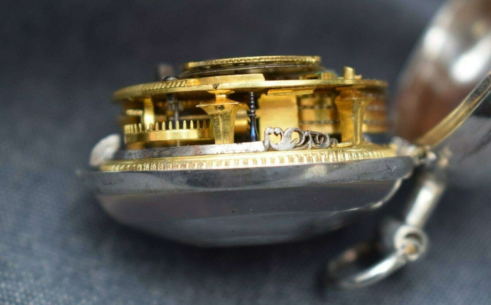 Jacob Mayr Augsburg Spindeltaschenuhr um 1710 mit Übergehäuse – Detail