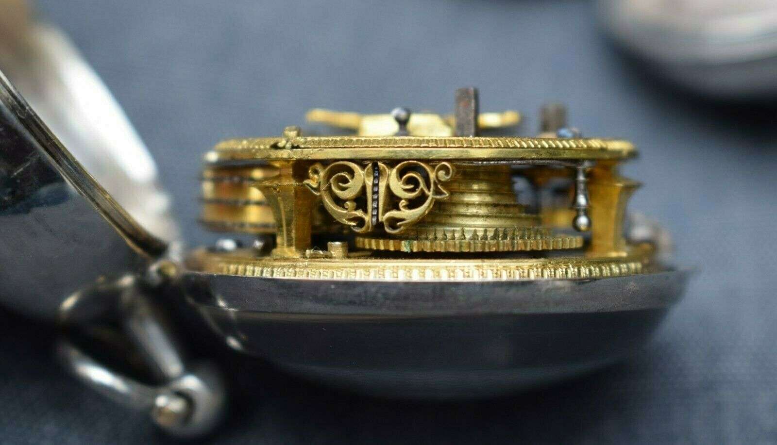 Jacob Mayr Augsburg Spindeltaschenuhr um 1710 mit Übergehäuse – Detail