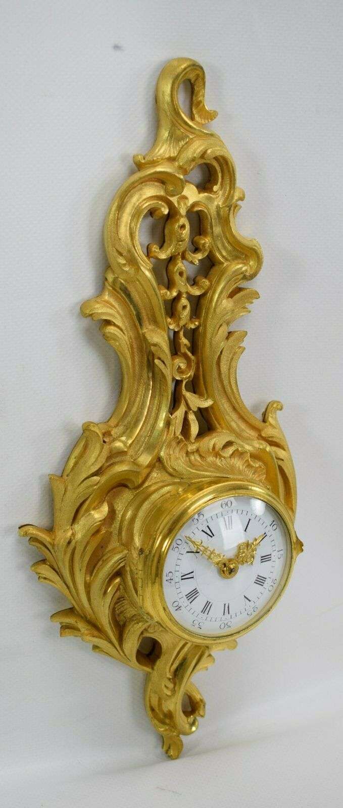 Kleine, vergoldete Louis XV Stil Bronze Carteluhr Wanduhr um 1870 – Detail