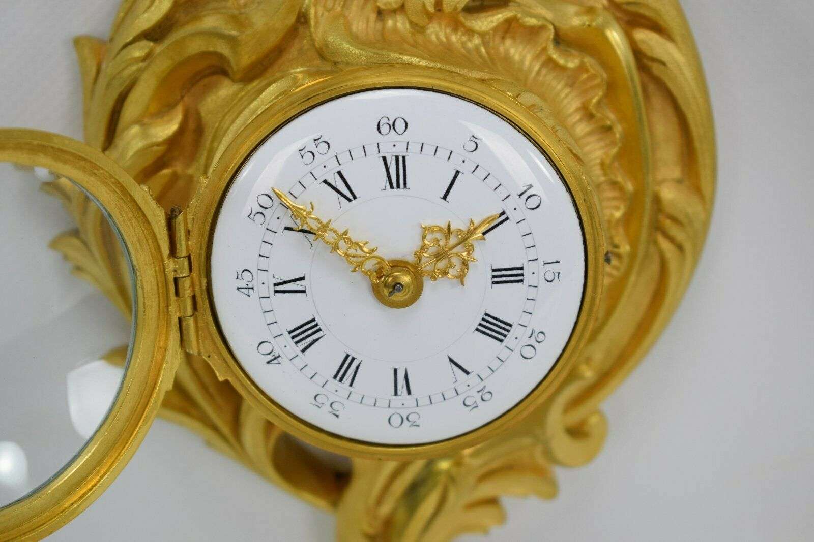 Kleine, vergoldete Louis XV Stil Bronze Carteluhr Wanduhr um 1870 – Detail