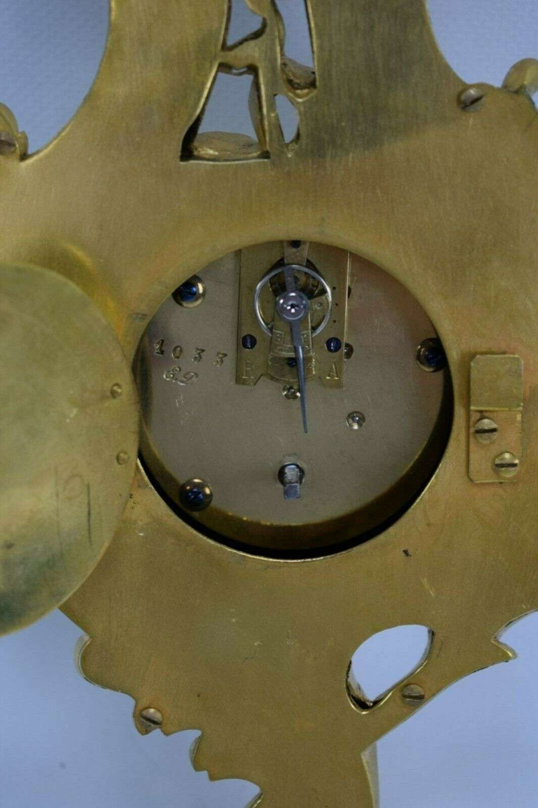 Kleine, vergoldete Louis XV Stil Bronze Carteluhr Wanduhr um 1870 – Detail