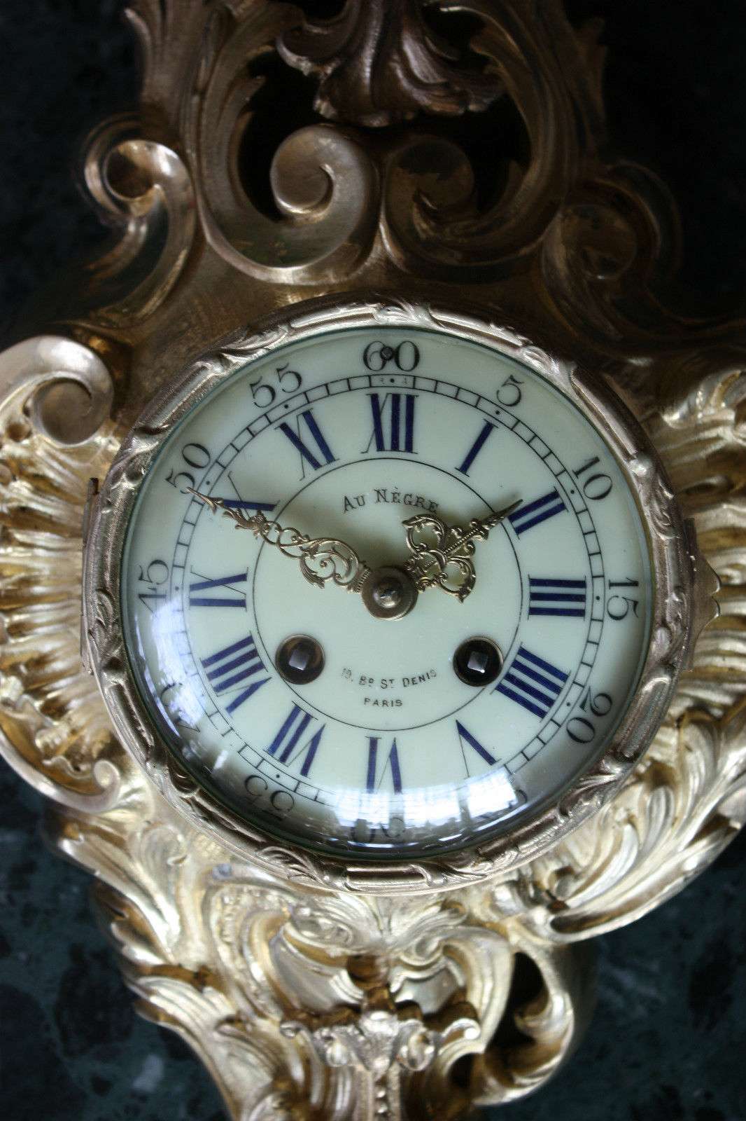 Schwere Bronze Carteluhr Wanduhr bez. Au Negre Paris um 1890 – Zifferblatt