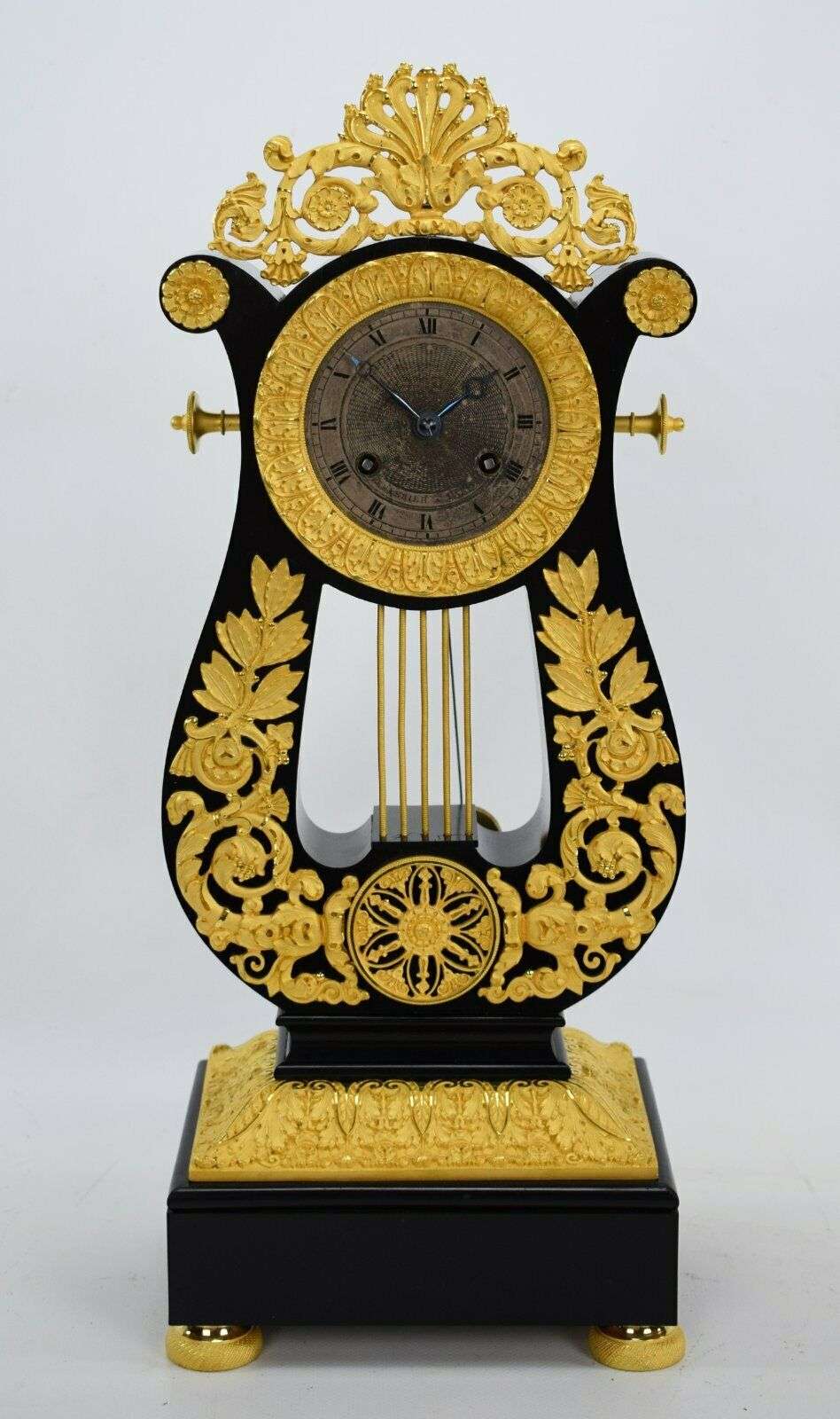 Feuervergoldete Charles X Bronze Lyra Pendule Kaminuhr um 1825 – Vorderansicht