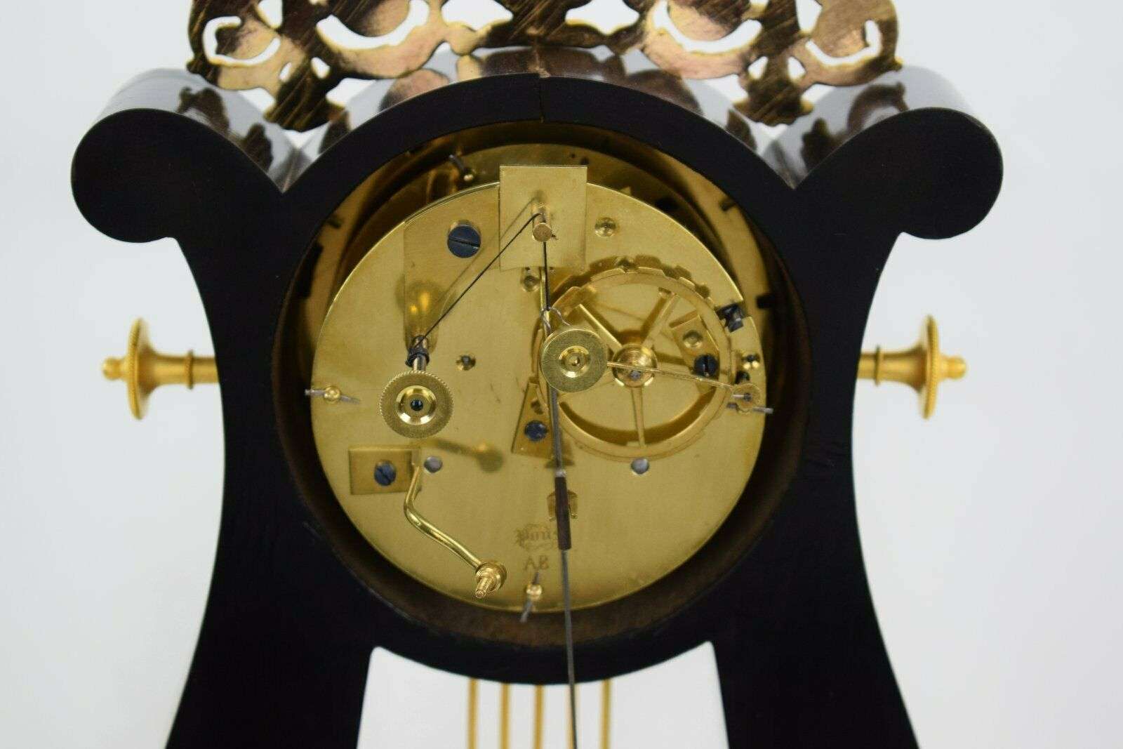 Feuervergoldete Charles X Bronze Lyra Pendule Kaminuhr um 1825 – Detail