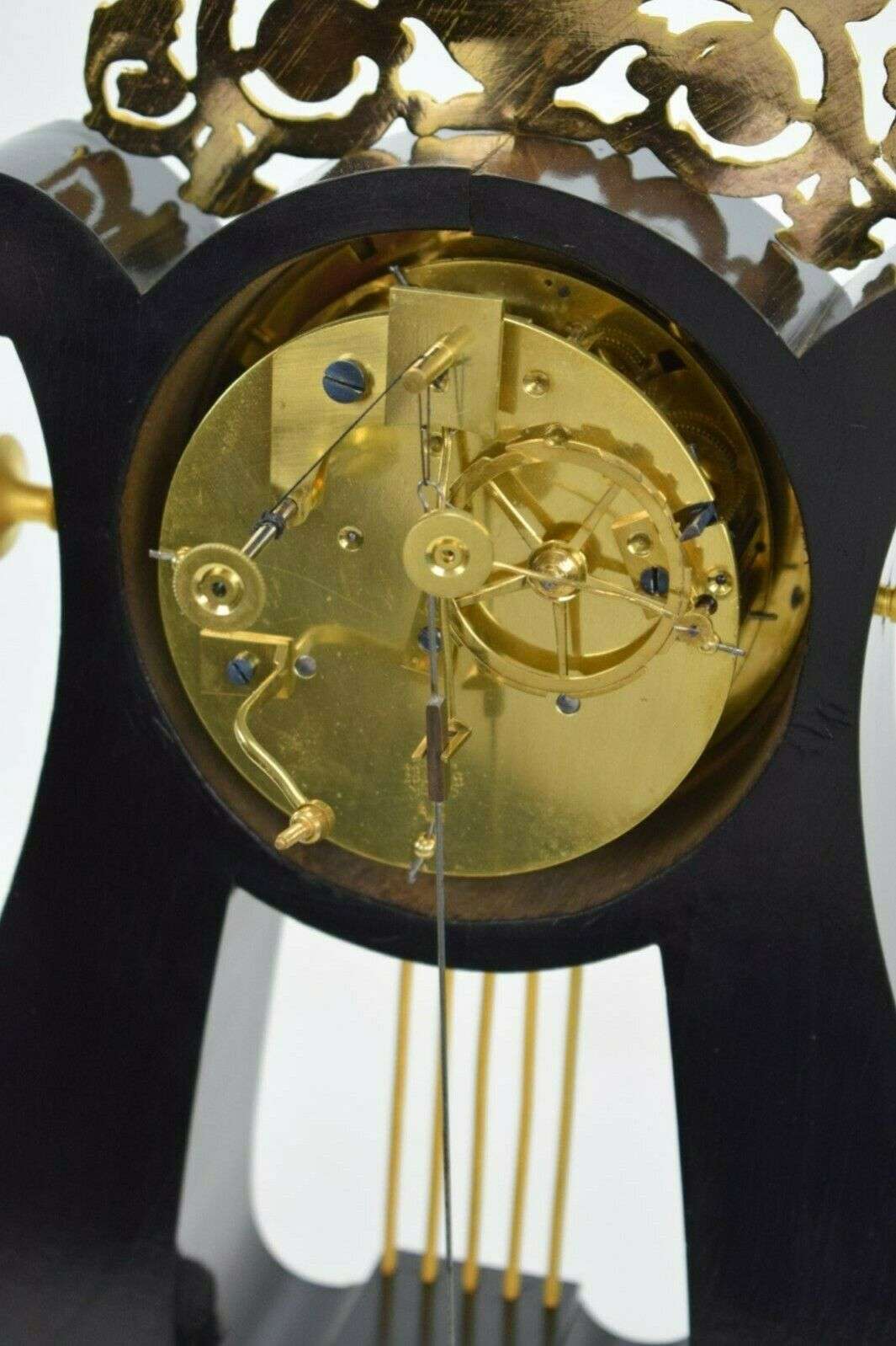 Feuervergoldete Charles X Bronze Lyra Pendule Kaminuhr um 1825 – Detail