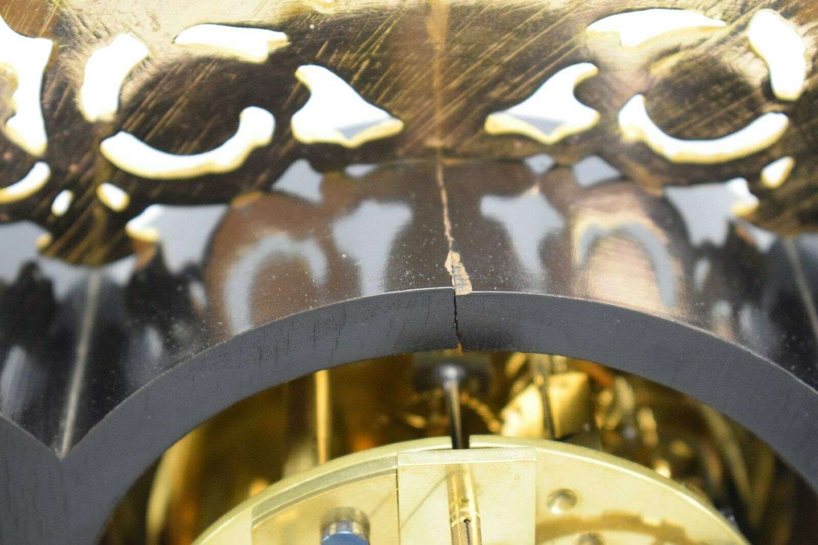 Feuervergoldete Charles X Bronze Lyra Pendule Kaminuhr um 1825 – Detail