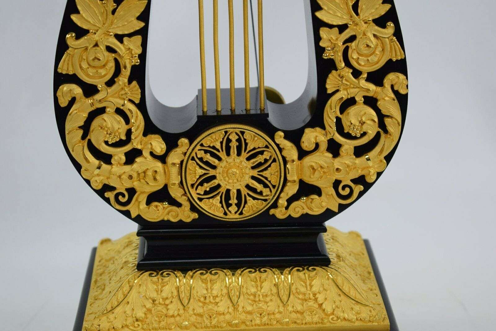 Feuervergoldete Charles X Bronze Lyra Pendule Kaminuhr um 1825 – Detail