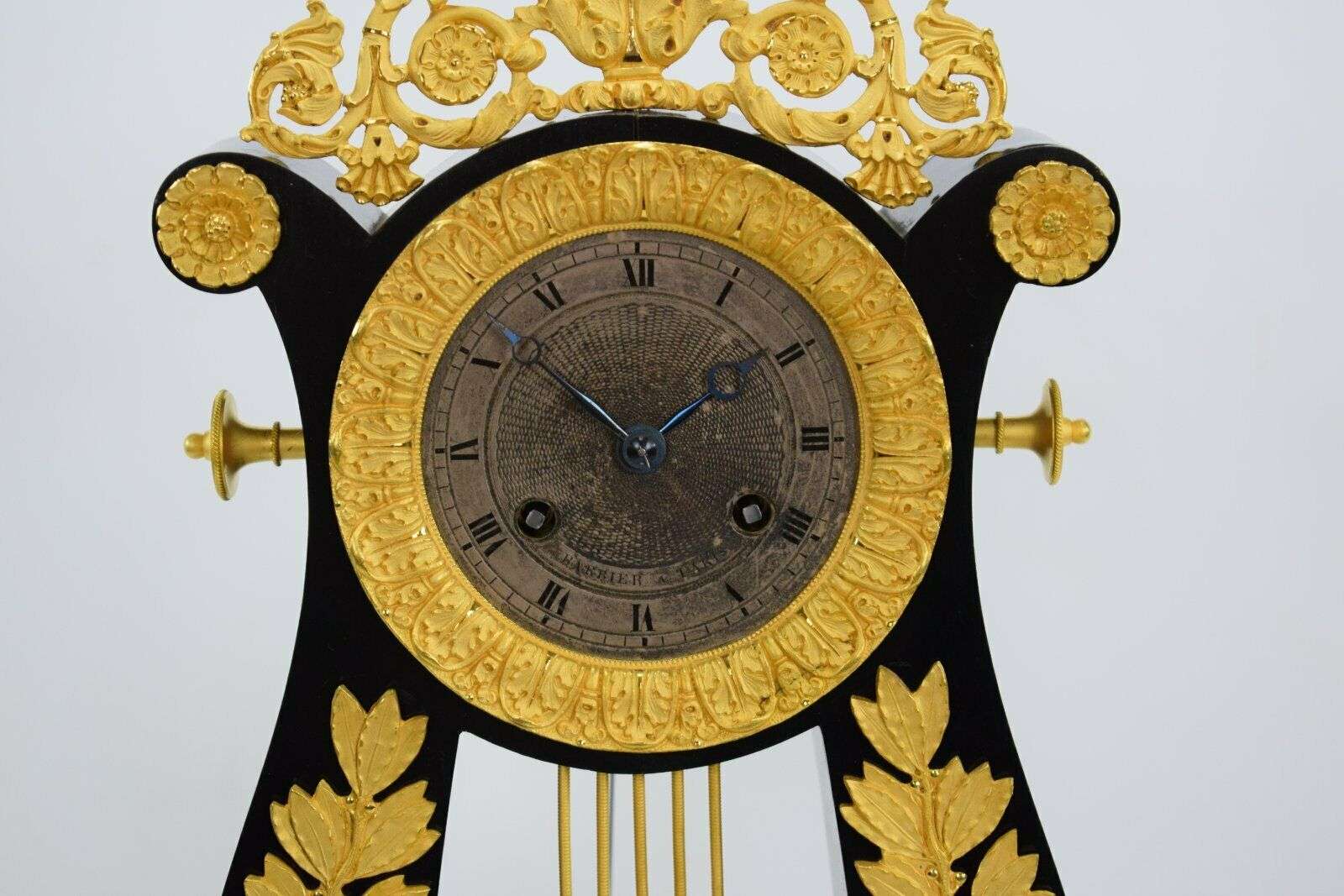 Feuervergoldete Charles X Bronze Lyra Pendule Kaminuhr um 1825 – Detail