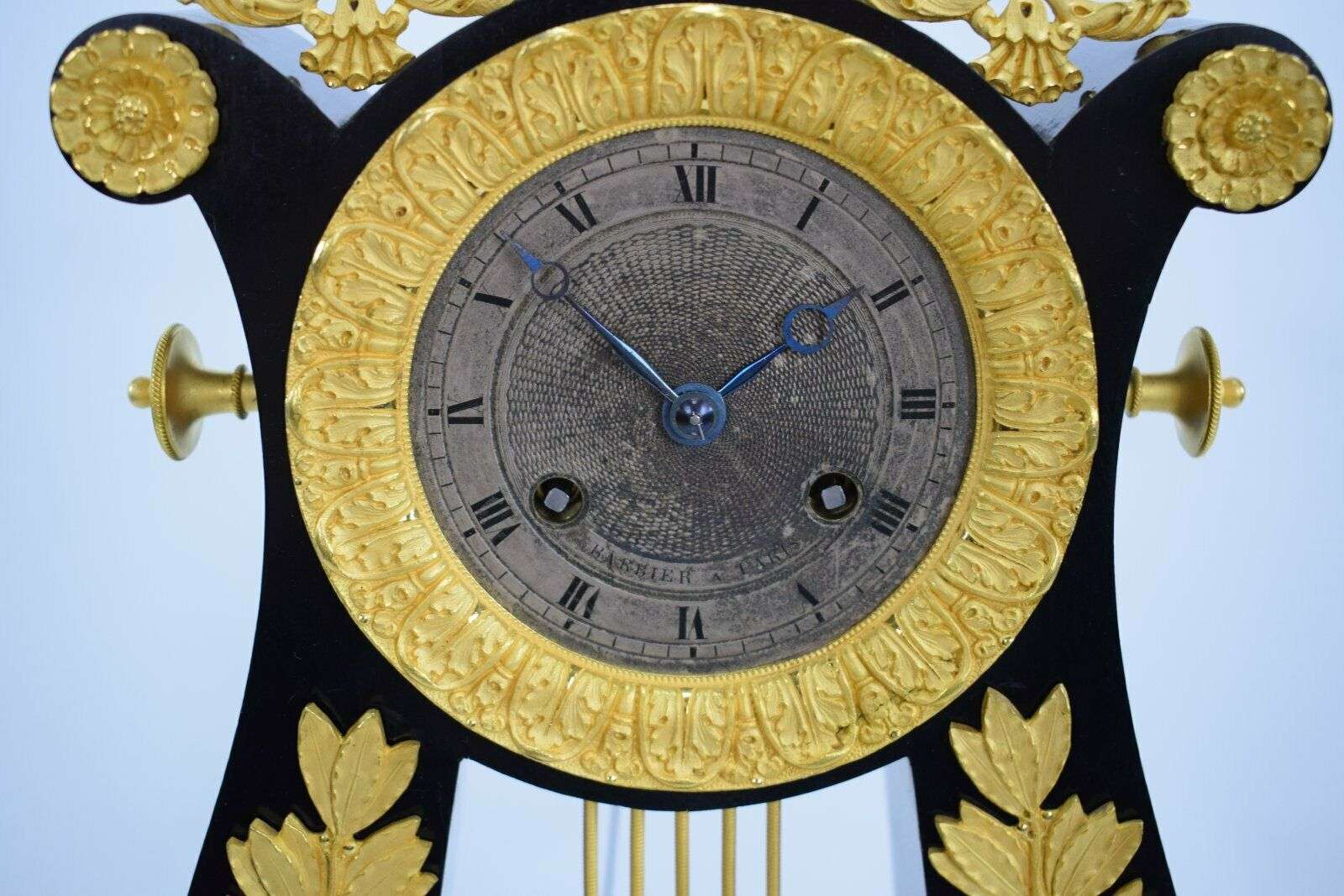 Feuervergoldete Charles X Bronze Lyra Pendule Kaminuhr um 1825 – Detail