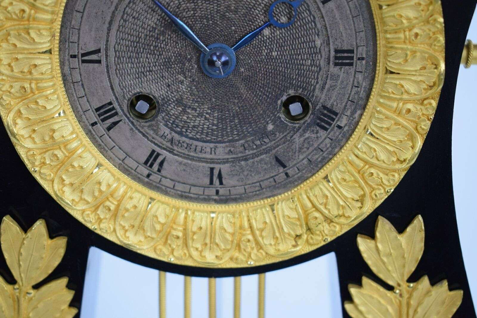 Feuervergoldete Charles X Bronze Lyra Pendule Kaminuhr um 1825 – Detail