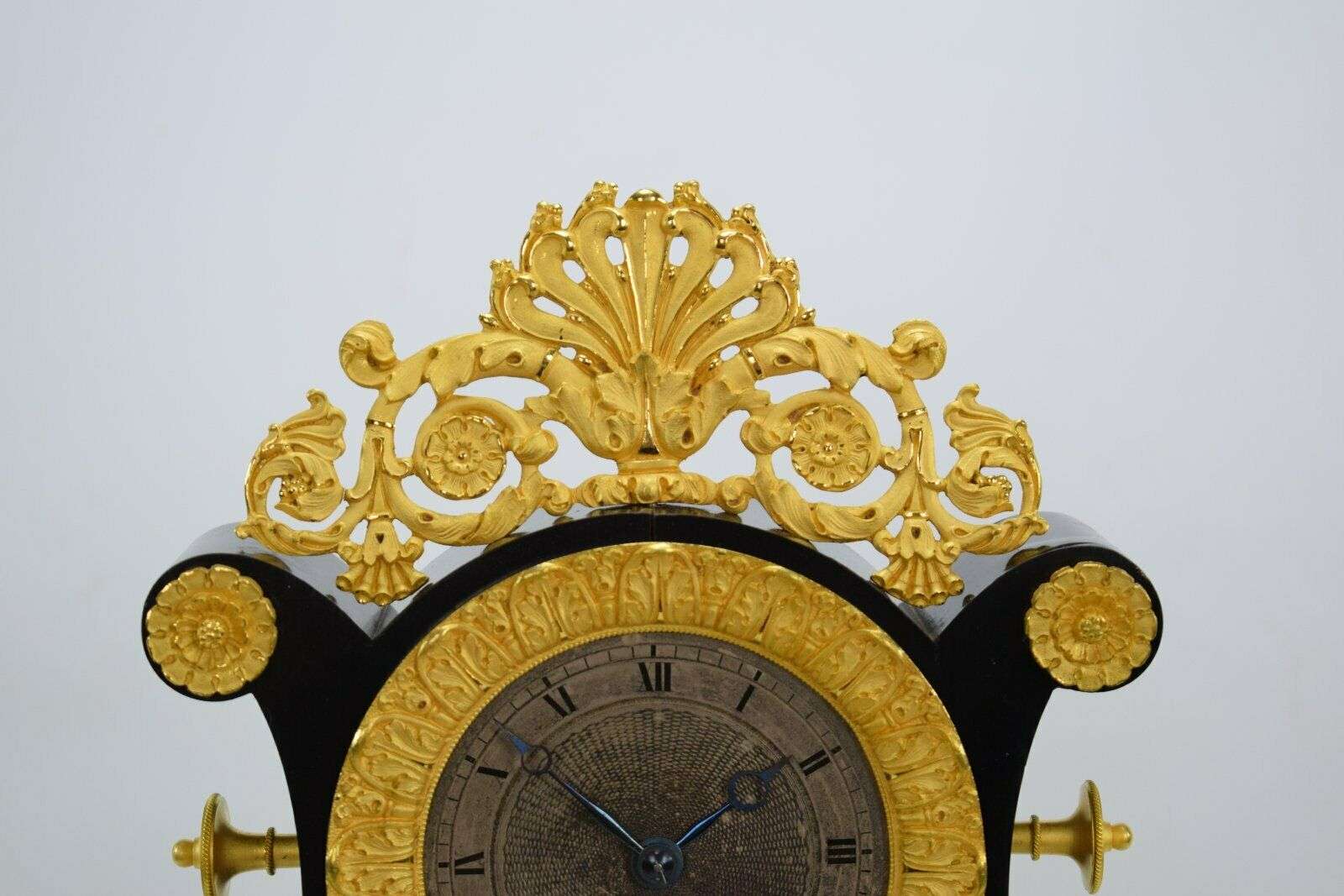 Feuervergoldete Charles X Bronze Lyra Pendule Kaminuhr um 1825 – Detail
