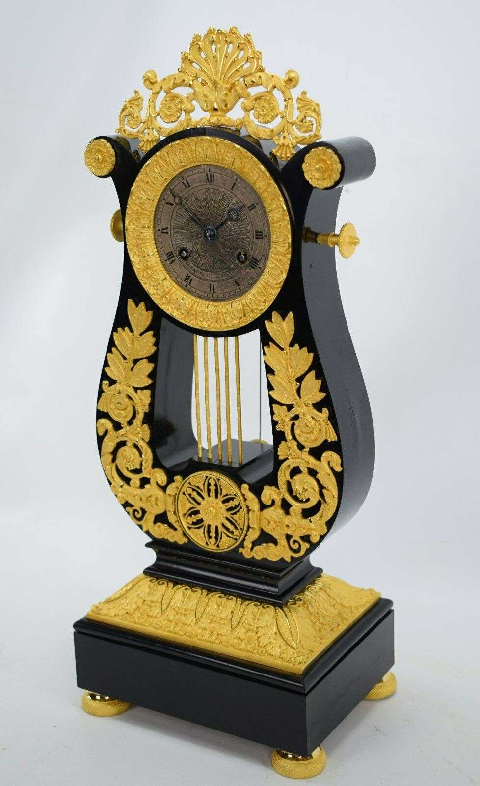 Feuervergoldete Charles X Bronze Lyra Pendule Kaminuhr um 1825 – Detail