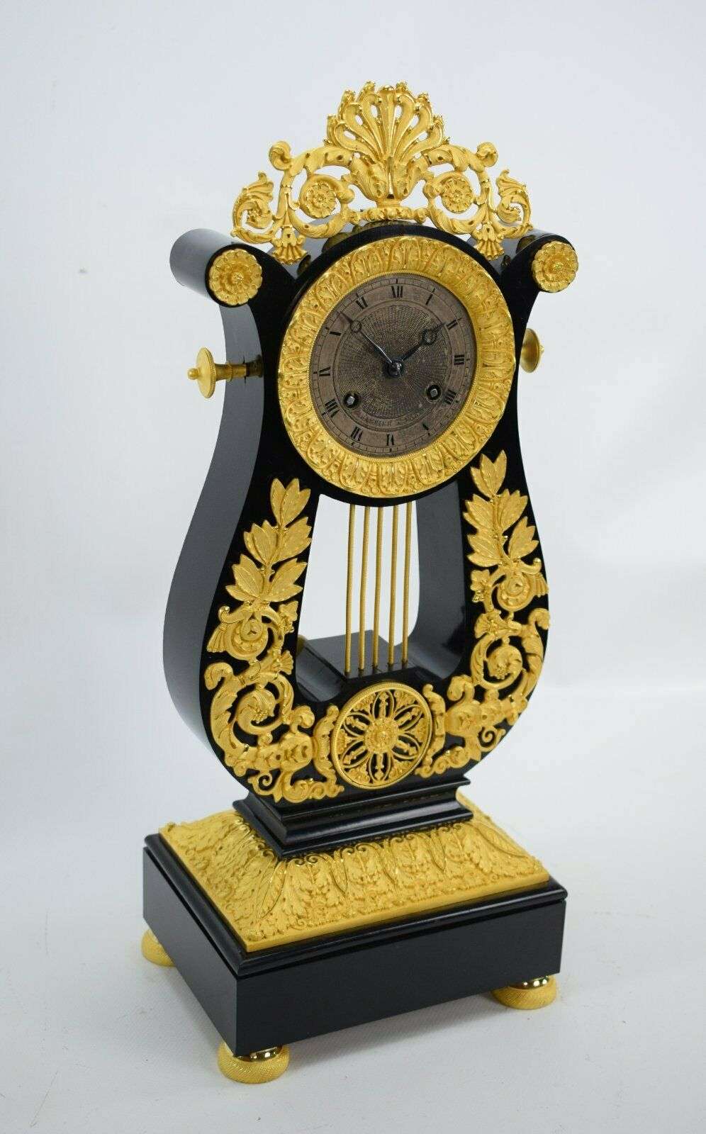 Feuervergoldete Charles X Bronze Lyra Pendule Kaminuhr um 1825 – Detail