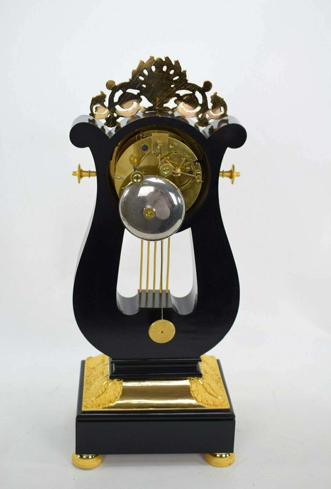 Feuervergoldete Charles X Bronze Lyra Pendule Kaminuhr um 1825 – Detail