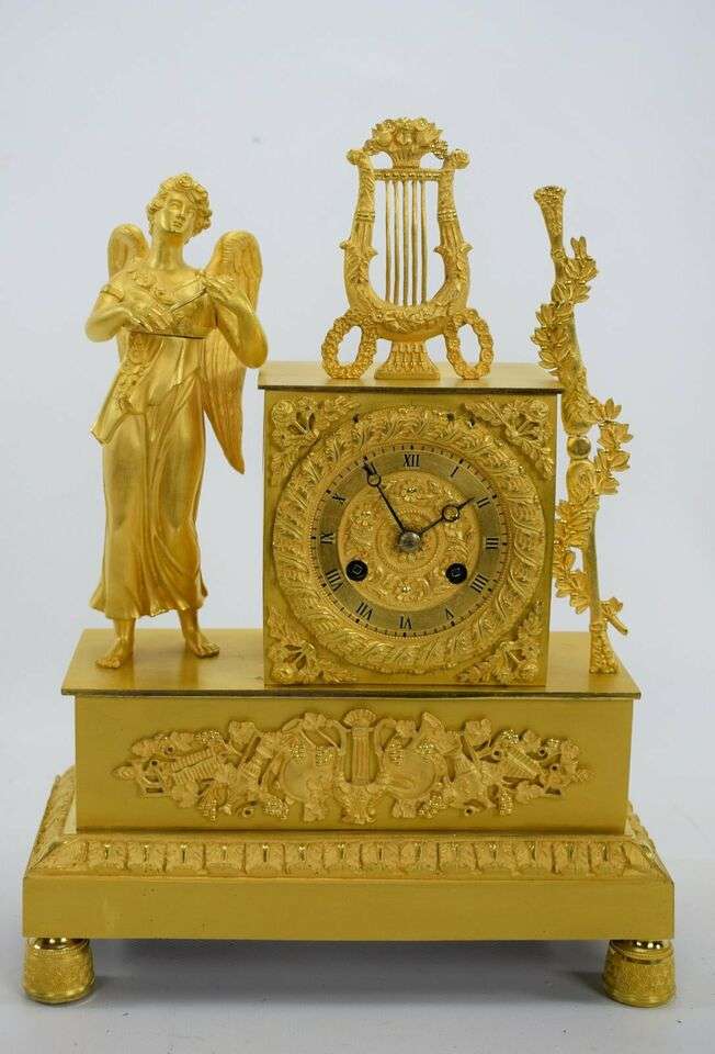 Feuervergoldete Empire Bronze Pendule Engel bez. Butte um 1815 – Vorderansicht