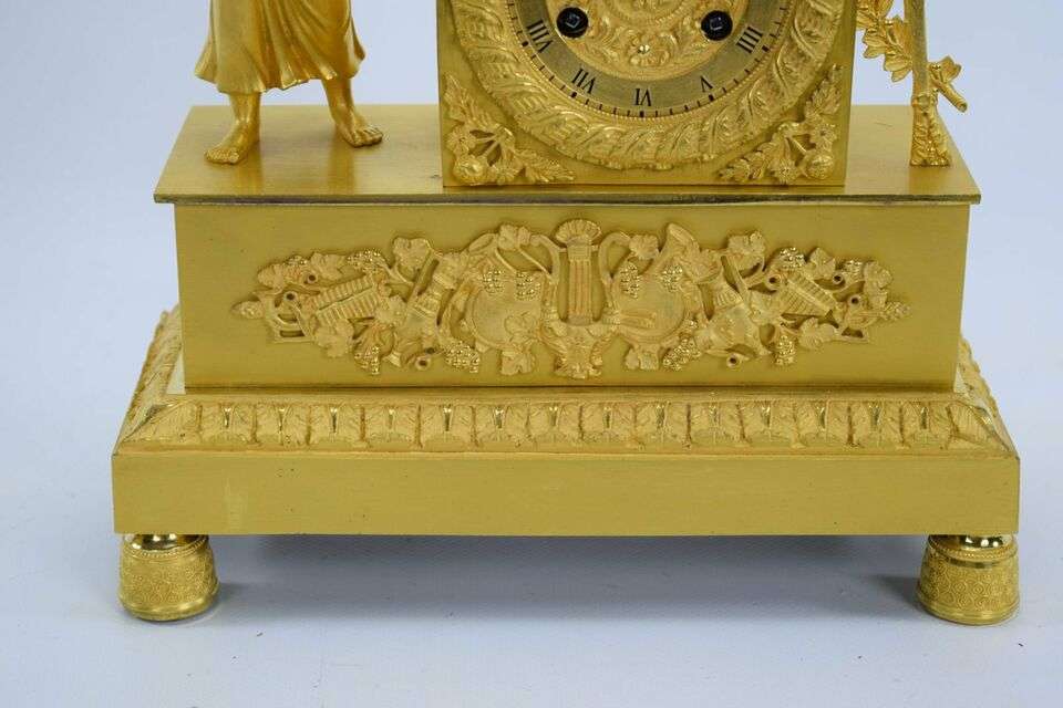 Feuervergoldete Empire Bronze Pendule Engel bez. Butte um 1815 – Detail