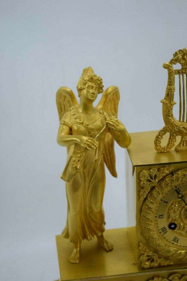 Feuervergoldete Empire Bronze Pendule Engel bez. Butte um 1815 – Detail