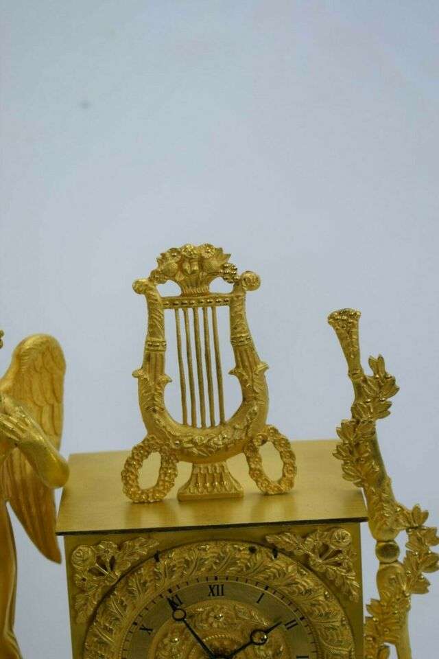 Feuervergoldete Empire Bronze Pendule Engel bez. Butte um 1815 – Detail