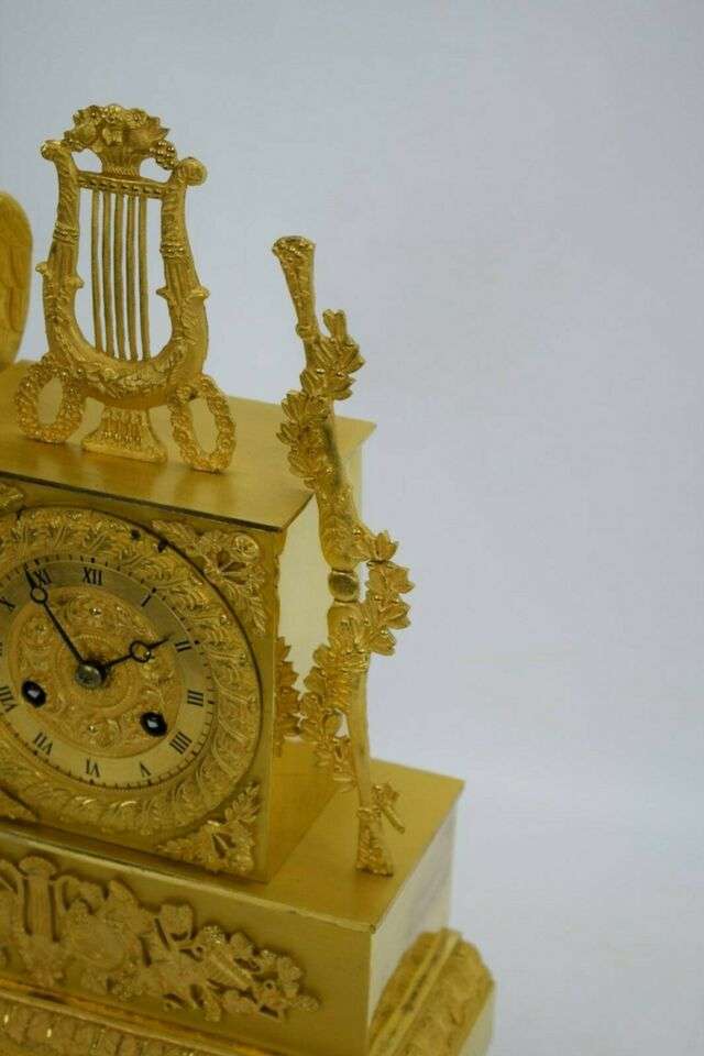Feuervergoldete Empire Bronze Pendule Engel bez. Butte um 1815 – Detail