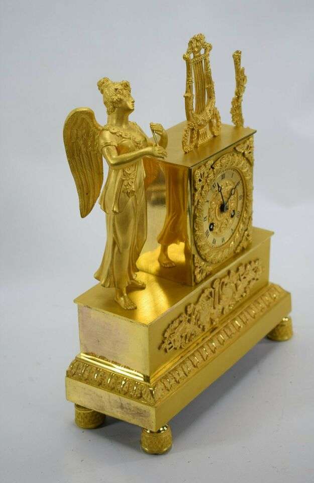 Feuervergoldete Empire Bronze Pendule Engel bez. Butte um 1815 – Detail