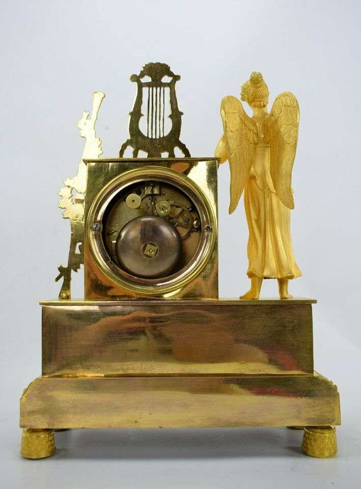 Feuervergoldete Empire Bronze Pendule Engel bez. Butte um 1815 – Detail