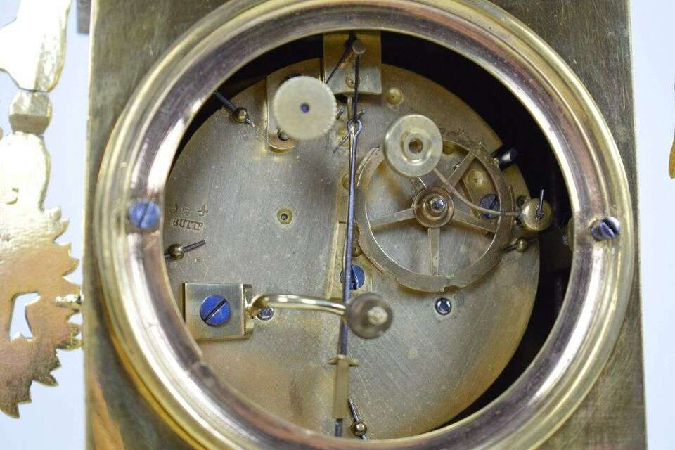 Feuervergoldete Empire Bronze Pendule Engel bez. Butte um 1815 – Detail
