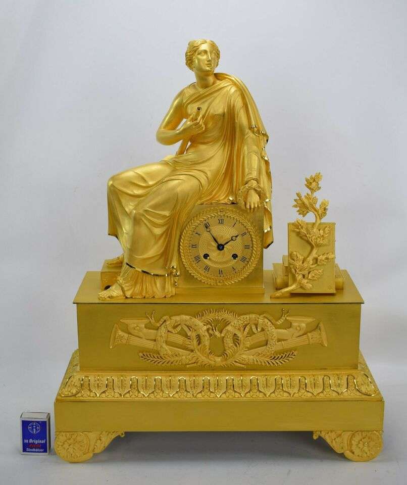 Feuervergoldete Empire Bronze Pendule Kaminuhr Kalliope um 1815 – Vorderansicht