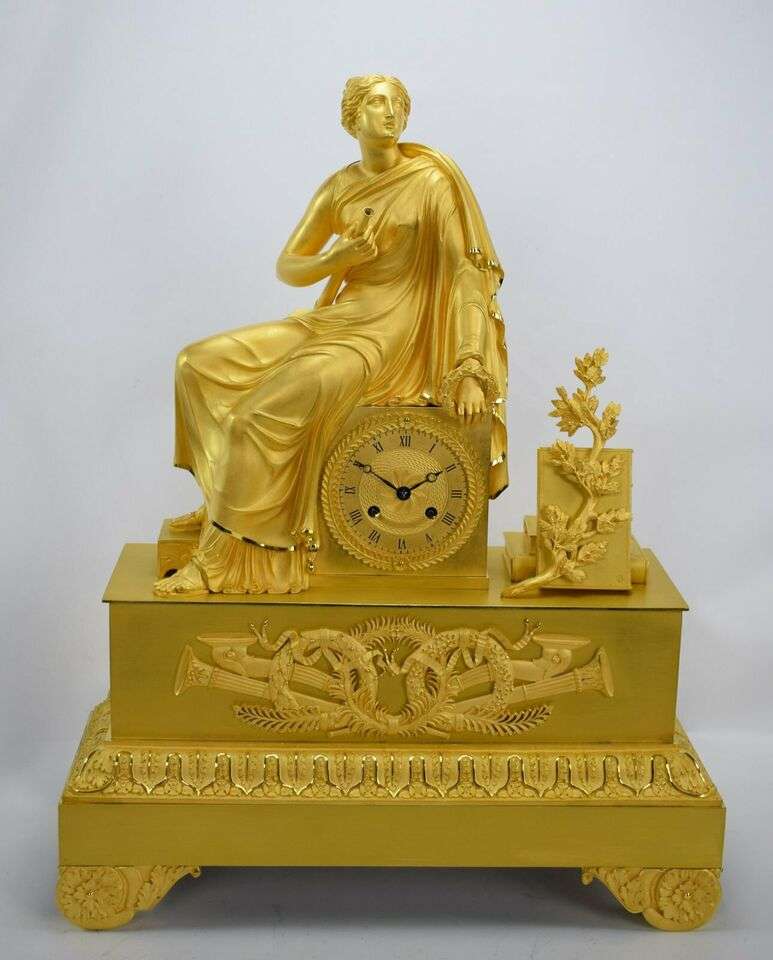 Feuervergoldete Empire Bronze Pendule Kaminuhr Kalliope um 1815 – Detail