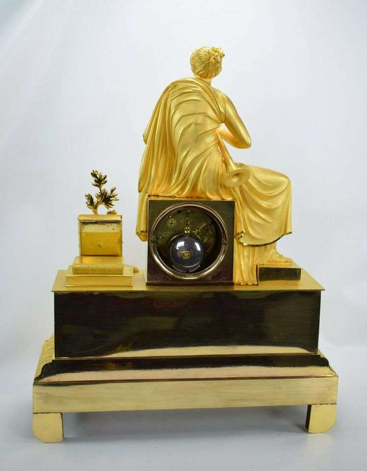 Feuervergoldete Empire Bronze Pendule Kaminuhr Kalliope um 1815 – Detail