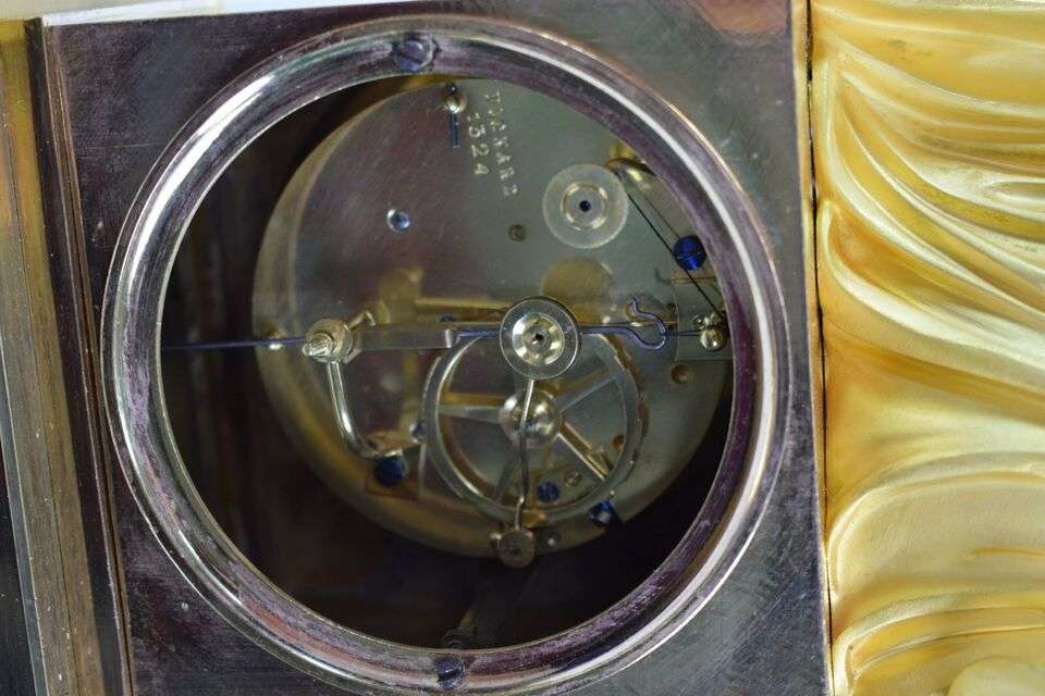 Feuervergoldete Empire Bronze Pendule Kaminuhr Kalliope um 1815 – Detail