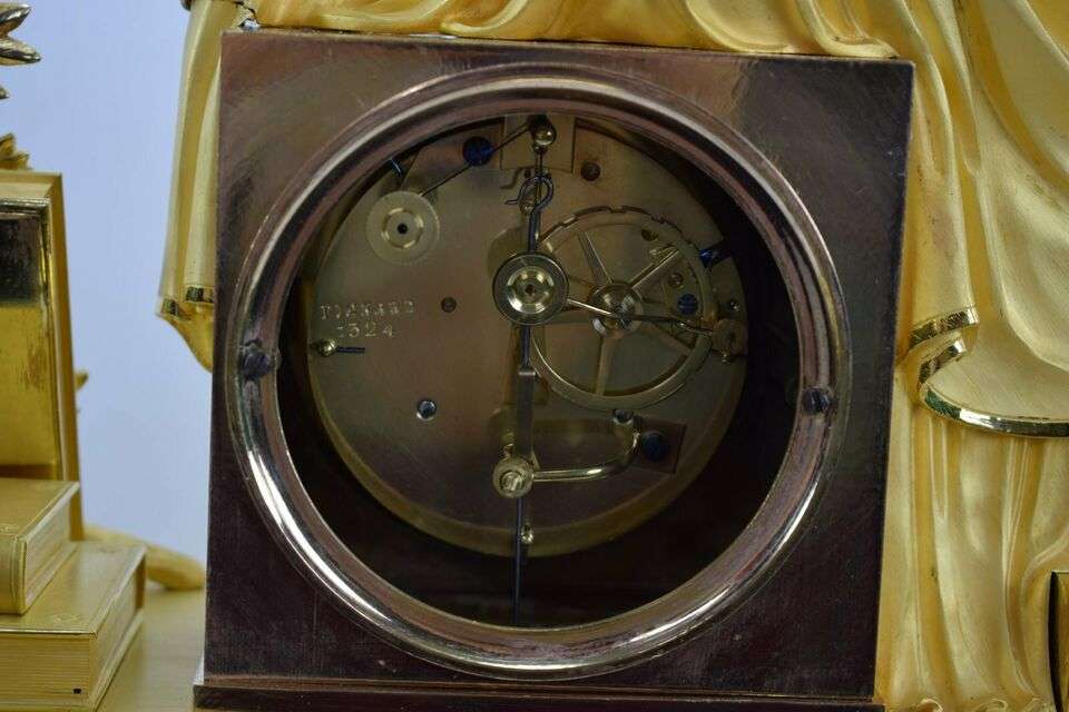 Feuervergoldete Empire Bronze Pendule Kaminuhr Kalliope um 1815 – Detail