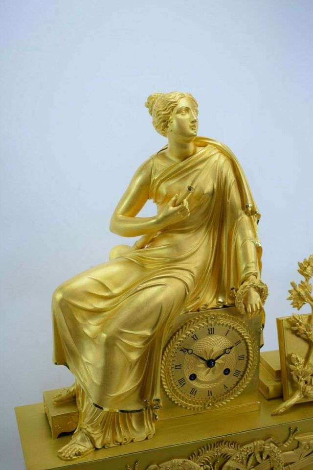 Feuervergoldete Empire Bronze Pendule Kaminuhr Kalliope um 1815 – Detail