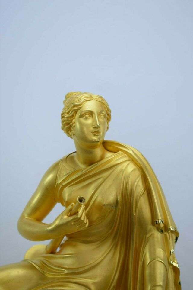 Feuervergoldete Empire Bronze Pendule Kaminuhr Kalliope um 1815 – Detail