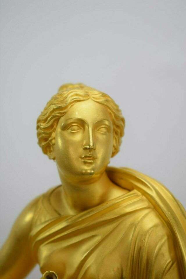 Feuervergoldete Empire Bronze Pendule Kaminuhr Kalliope um 1815 – Detail
